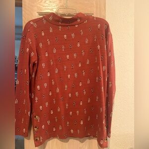 Crew neck long sleeved sweater.